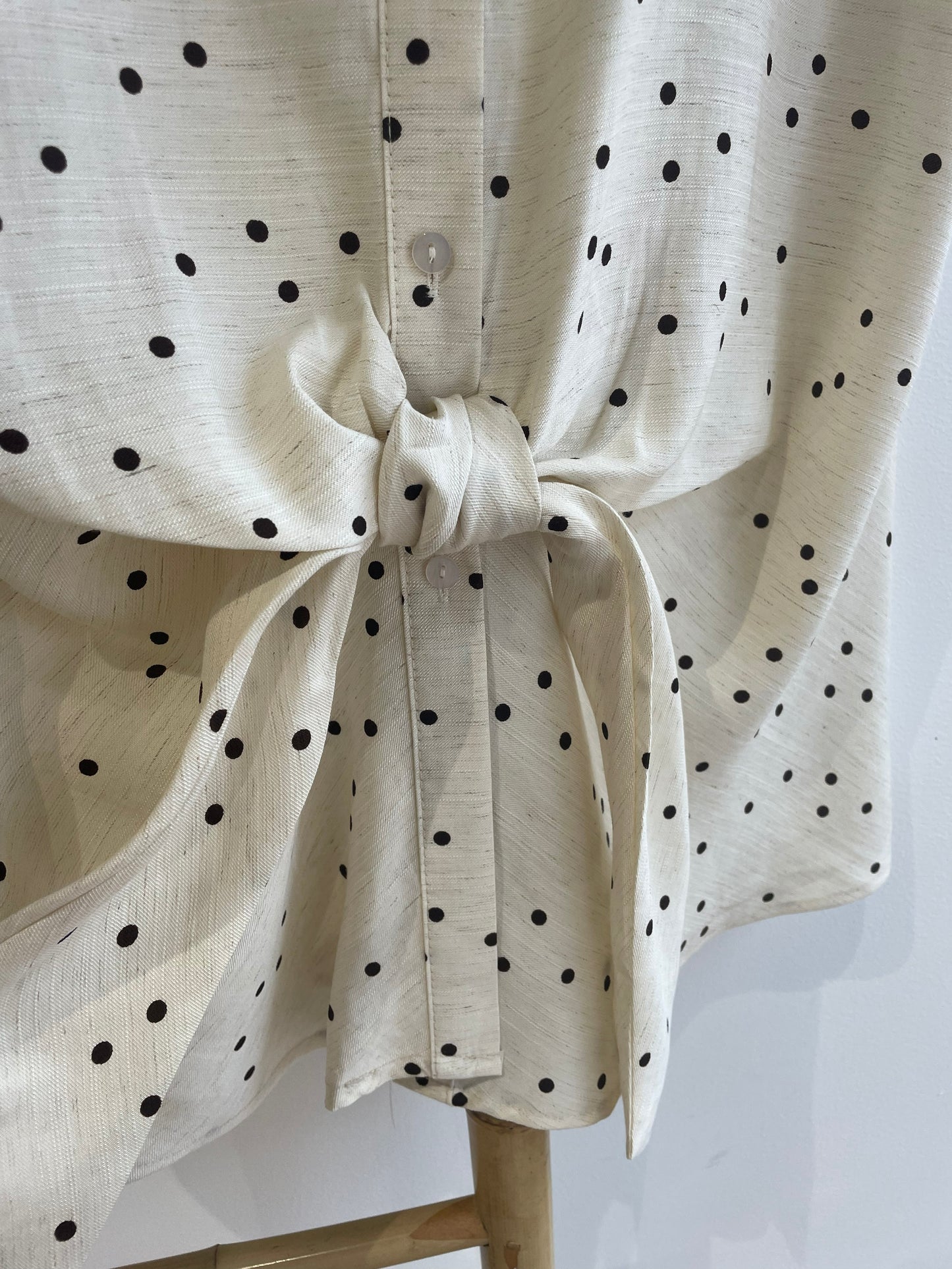 Chemise nouée à pois beige & café