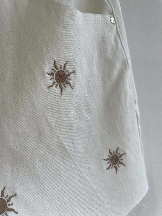 Short en jean blanc brodé soleils