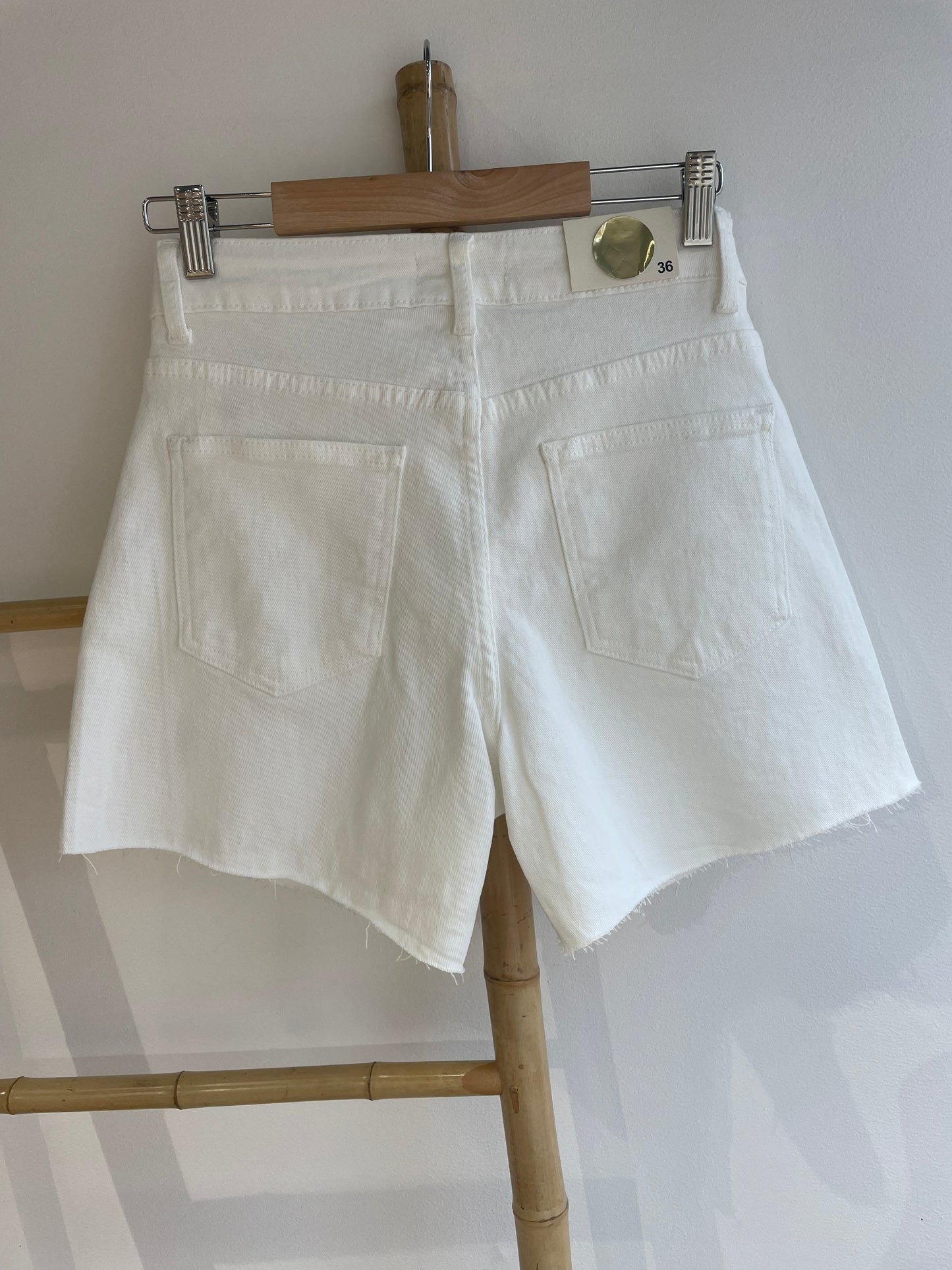 Short en jean blanc brodé soleils