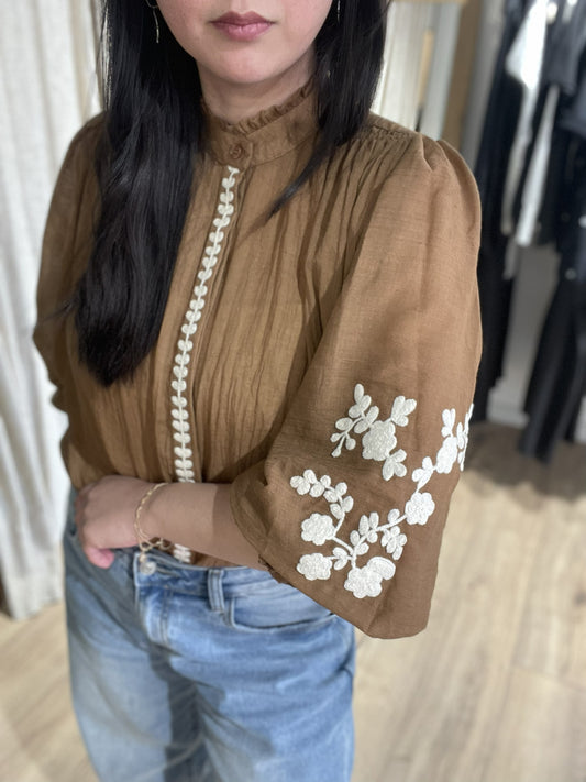 Blouse brodée manches bouffantes