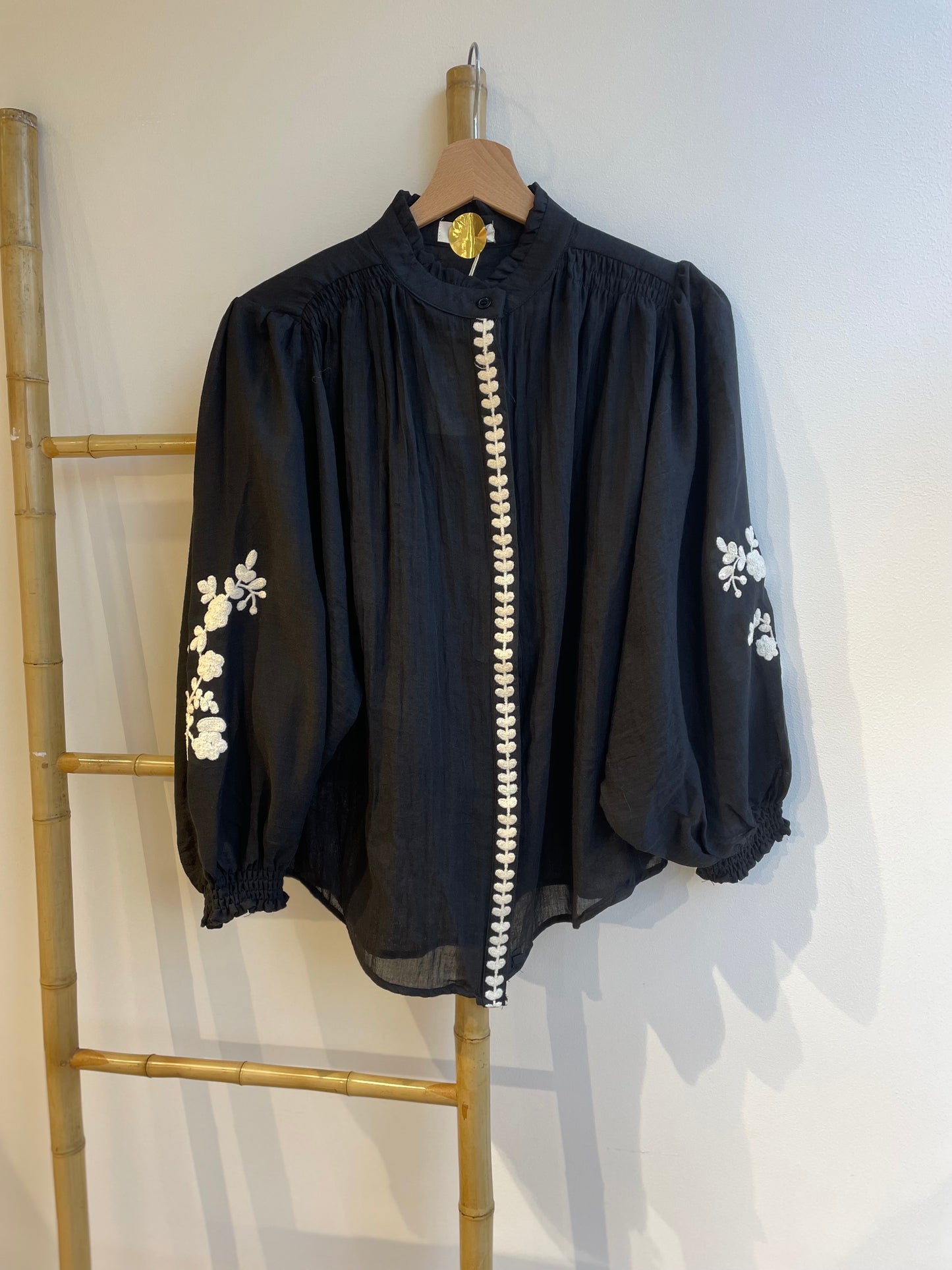 Blouse brodée manches bouffantes