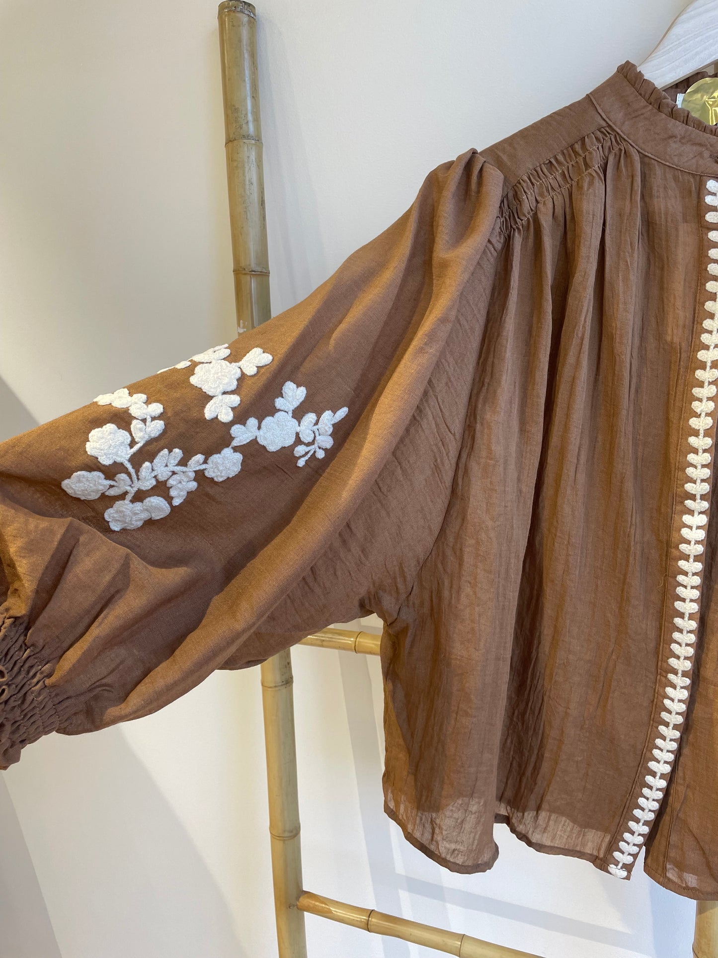 Blouse brodée manches bouffantes
