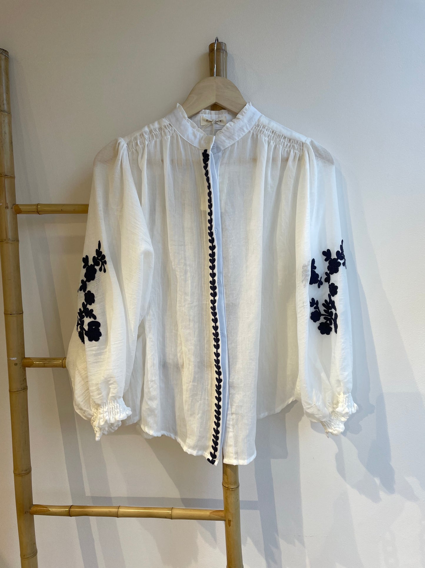 Blouse brodée manches bouffantes
