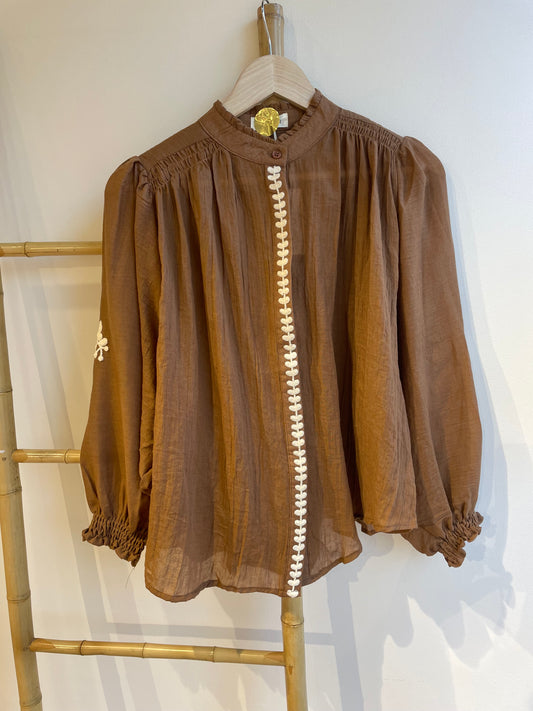 Blouse brodée manches bouffantes