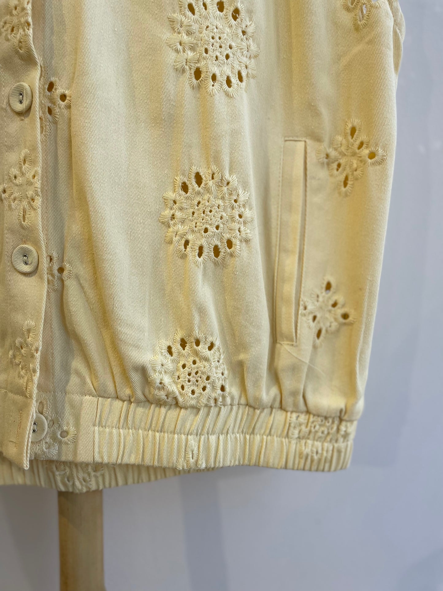 Veste sans manches brodée