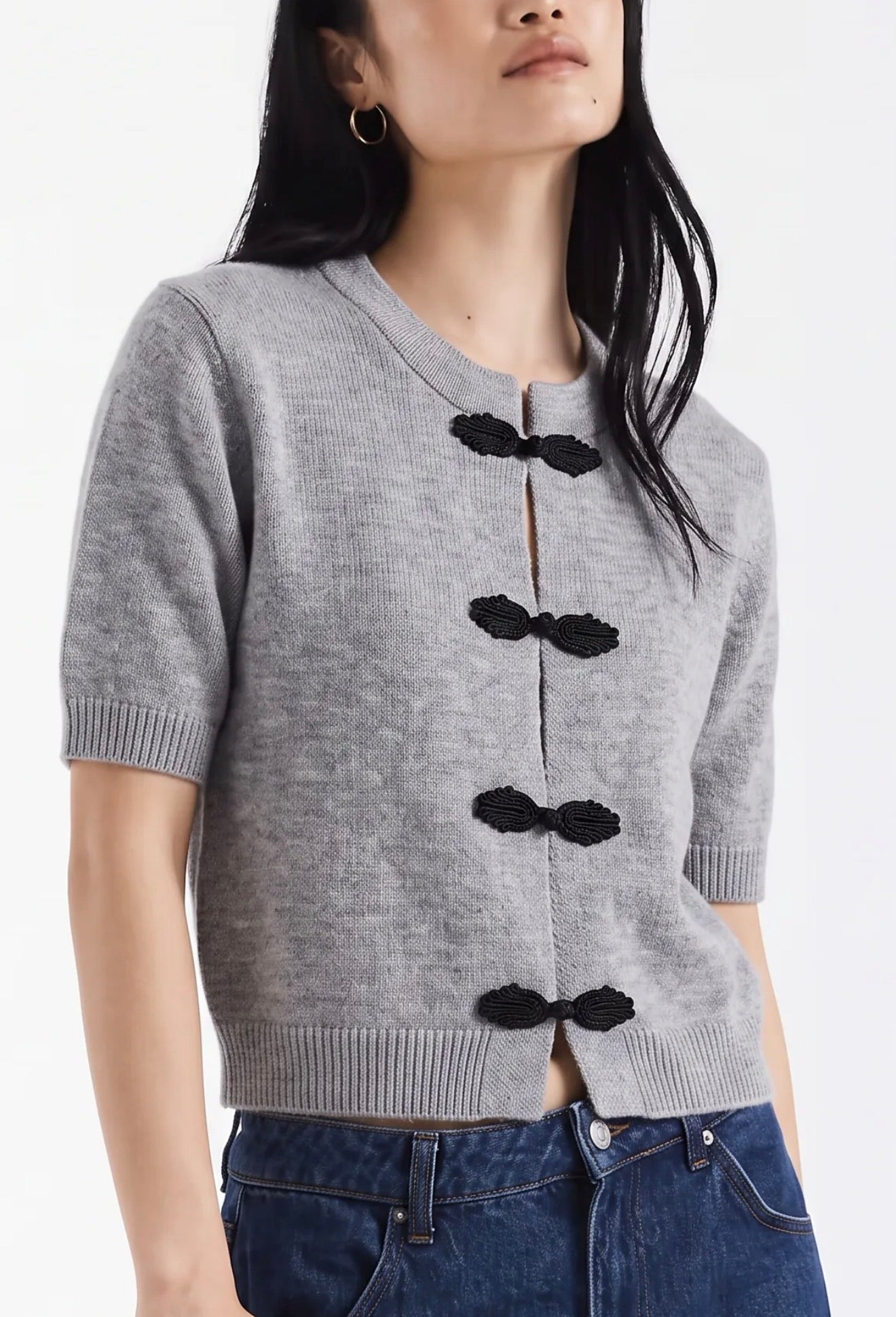 Gilet en maille à attache brandebourg