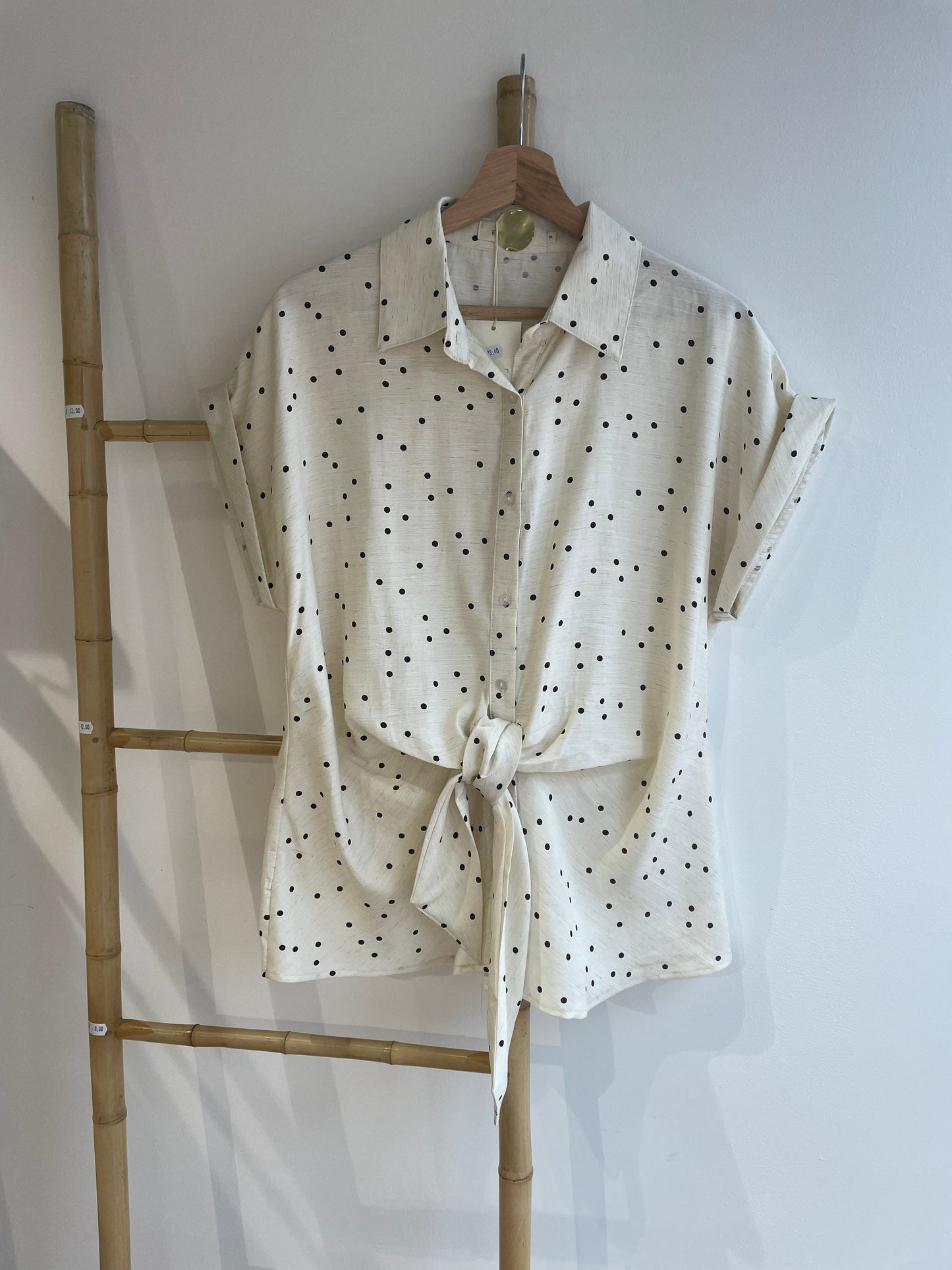 Chemise nouée à pois beige & café