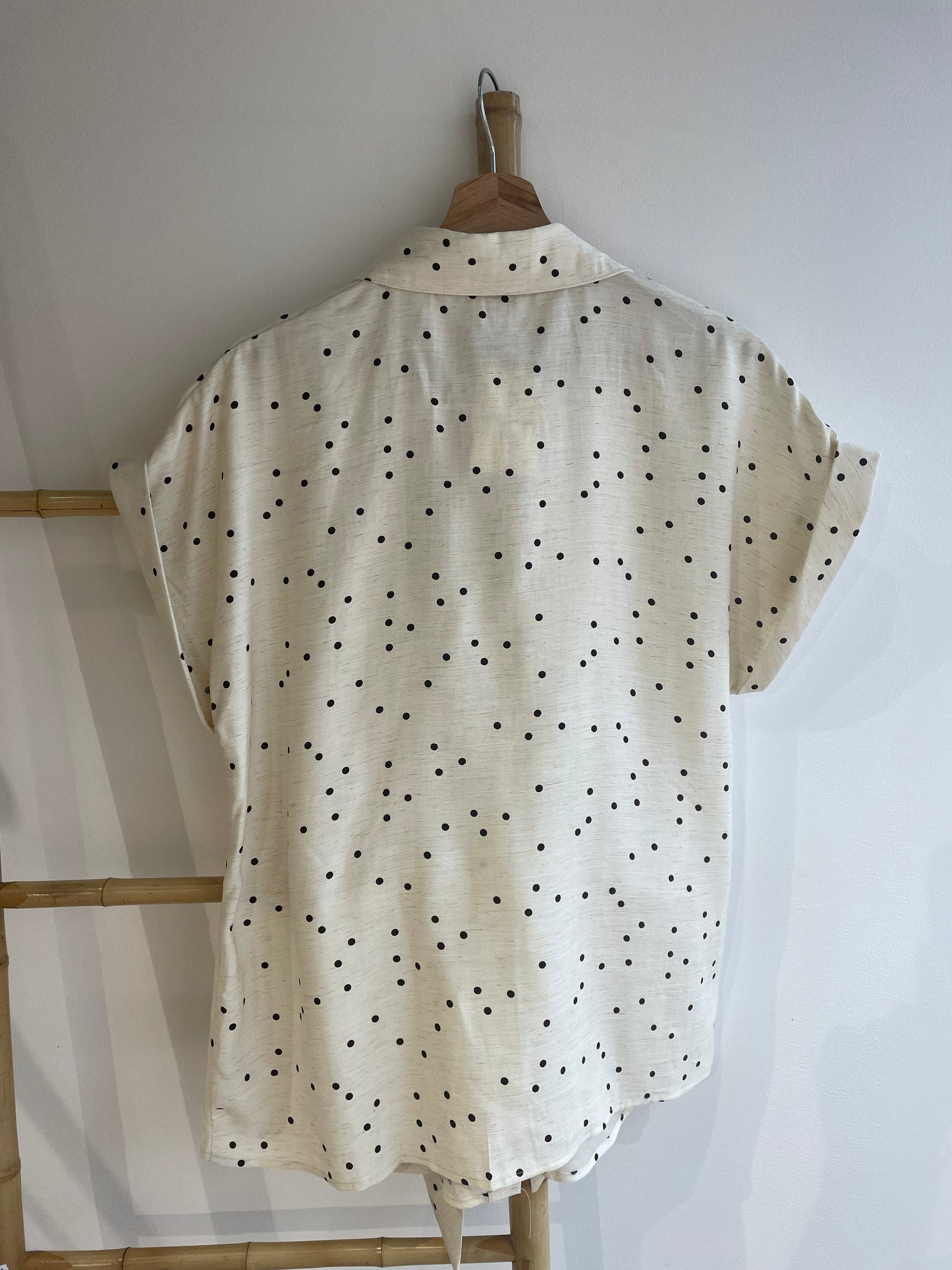 Chemise nouée à pois beige & café