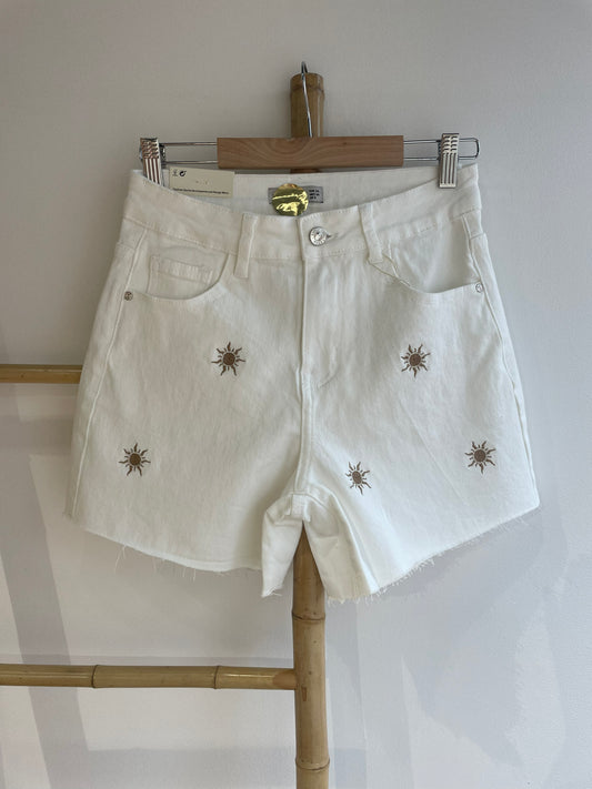 Short en jean blanc brodé soleils