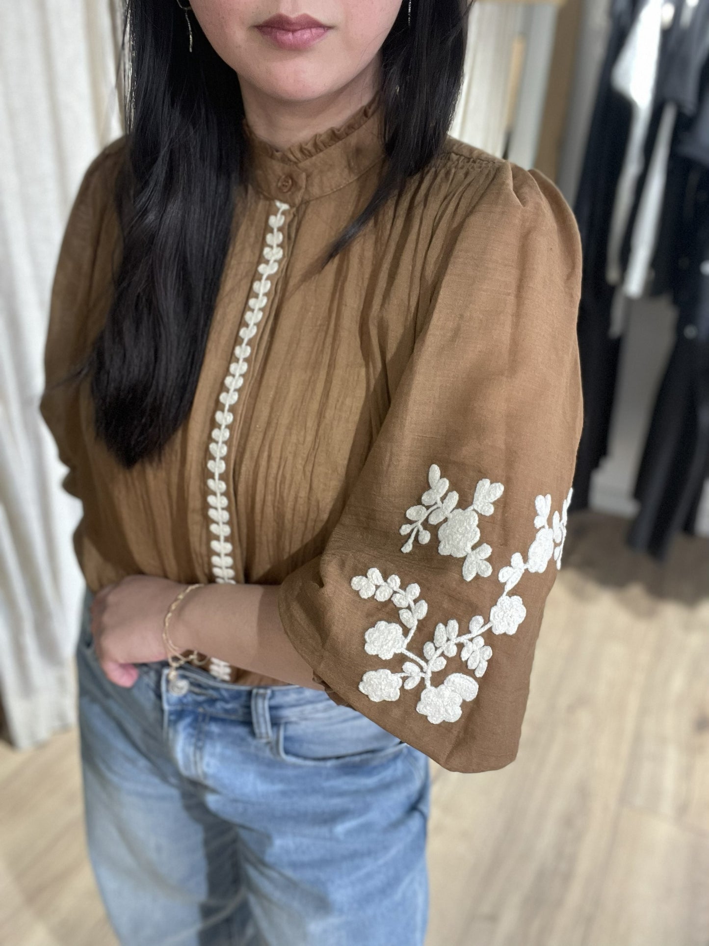 Blouse brodée manches bouffantes