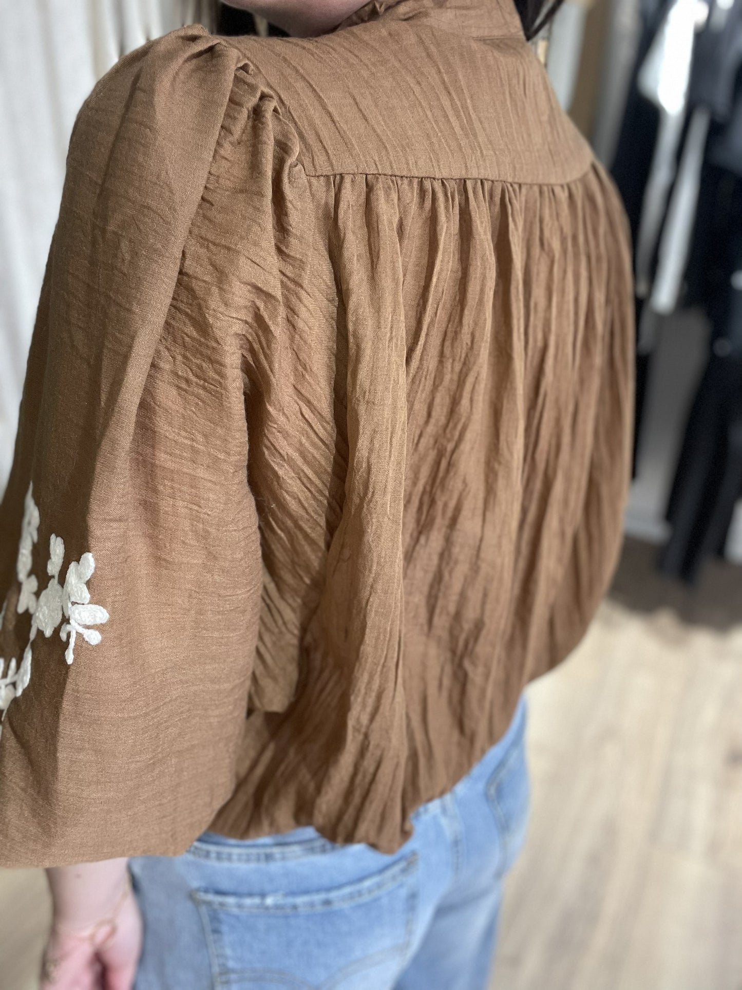 Blouse brodée manches bouffantes